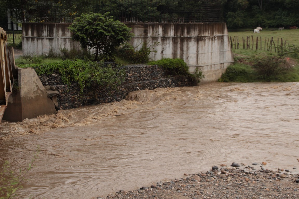 Cauce del río Naranjo en Gualán, Zacapa, se ha incrementado por la lluvia de las últimas horas. (Foto Prensa Libre: Víctor Gómez)