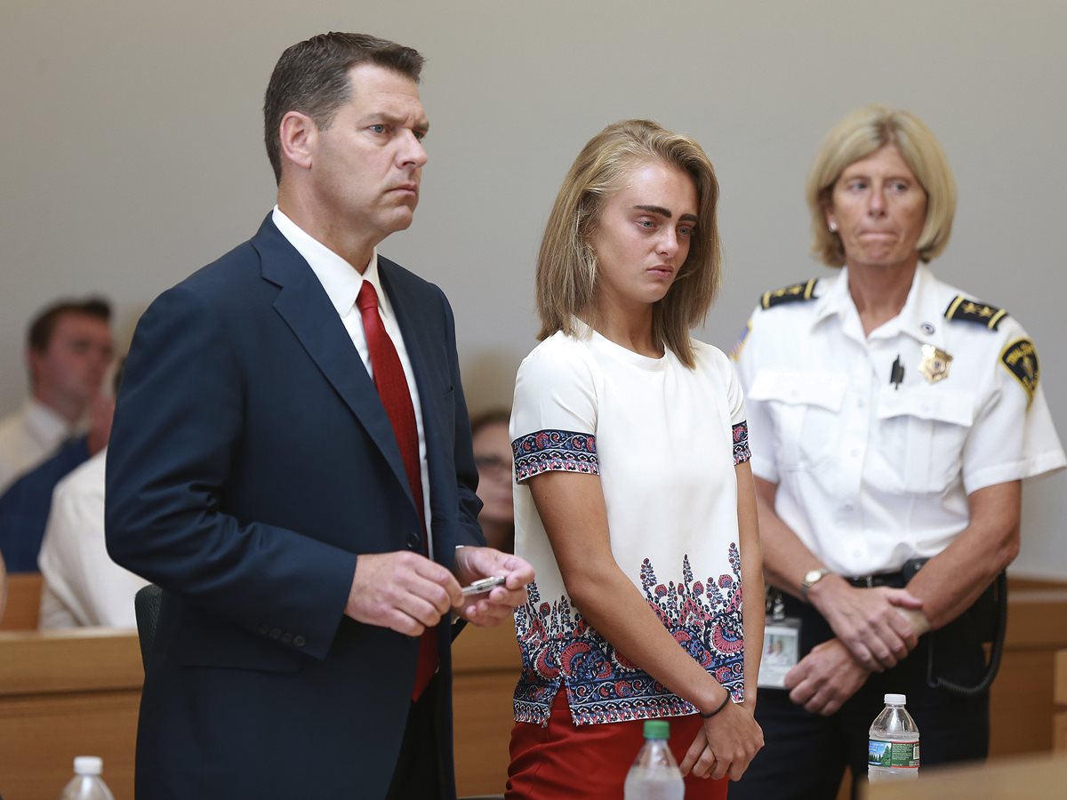 Michelle Carter -centro-, acompañada de su abogado, escucha la sentencia. (Foto Prensa Libre: AP)
