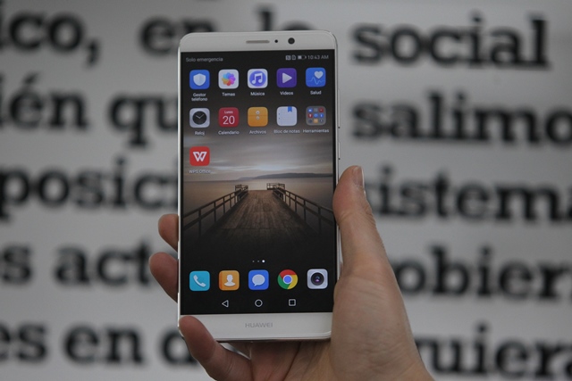 El Mate 9 llama la atención por su gran pantalla de 5.9 pulgadas. Sin embargo, no es pesado ni incómodo para sostener. (Foto Prensa Libre: Keneth Cruz).