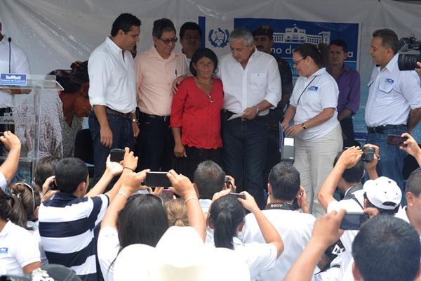 Otto Pérez se presenta ante pobladores de Baja Verapaz. (Foto Prensa Libre: Carlos Grave)