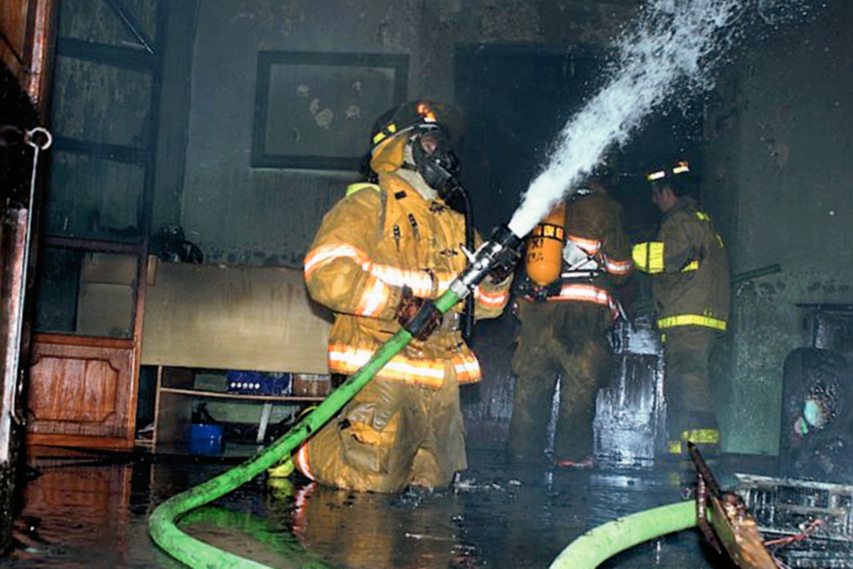Socorristas sofocan incendio en un colegio en la cabecera de Retalhuleu. (Foto Prensa Libre. Rolando Miranda)