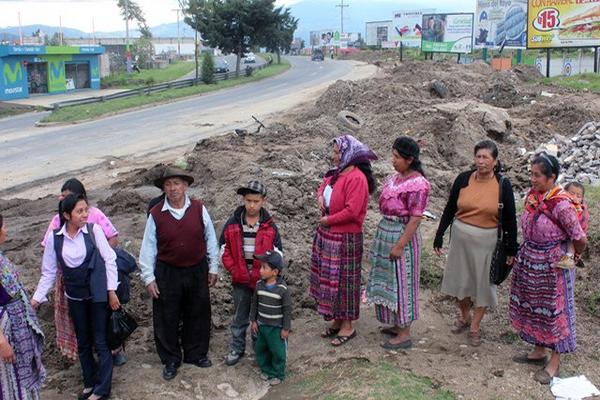 Pobladores muestran el lodo  tirado en San José Chiquilajá, Quetzaltenango. (Foto Prensa Libre: Carlos Ventura)