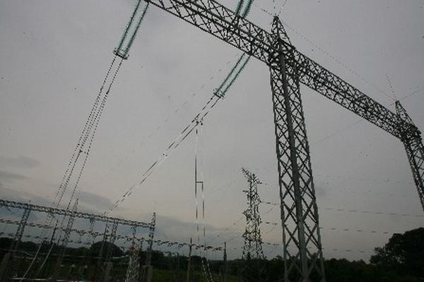 La EEGSA consume alrededor del 33% de la demanda de energía para cubrir alrededor de un millón cien  mil usuarios. (Foto. Prensa Libre: Archivo)