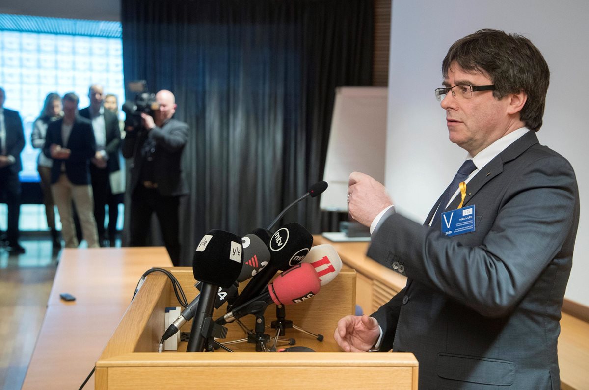 Carles Puigdemont (d) se dirige a los medios de comunicación durante su visita a la capital finlandesa.(Foto Prensa Libre:EFE).