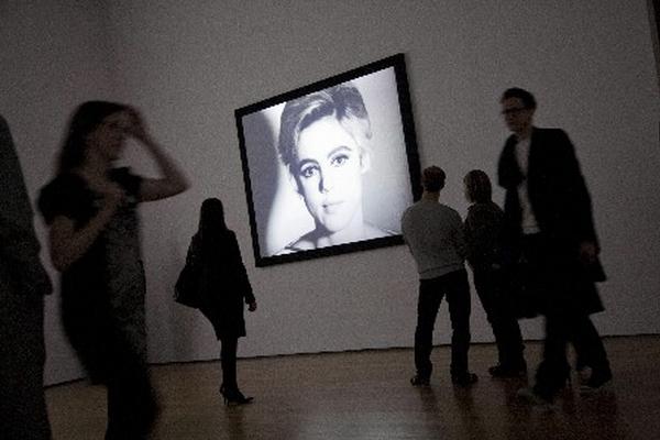 Retrato de Edie Sedgwick (1943-1971), la trágica musa del artista estadounidense Andy Warhol.