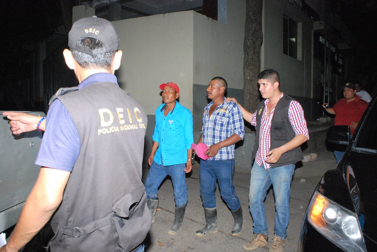 Los dos capturados son trasladados por agentes de la PNC a una subestación en la cabecera de Zacapa. (Foto Prensa Libre: Víctor Gómez)
