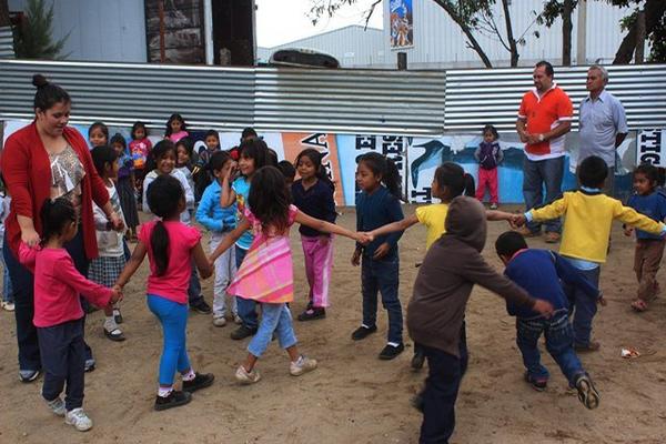 Familia Barillas Menocal comparte con  niños de párvulos, en El Tejar, Chimaltenango. (Foto Prensa Libre: José Rosales)