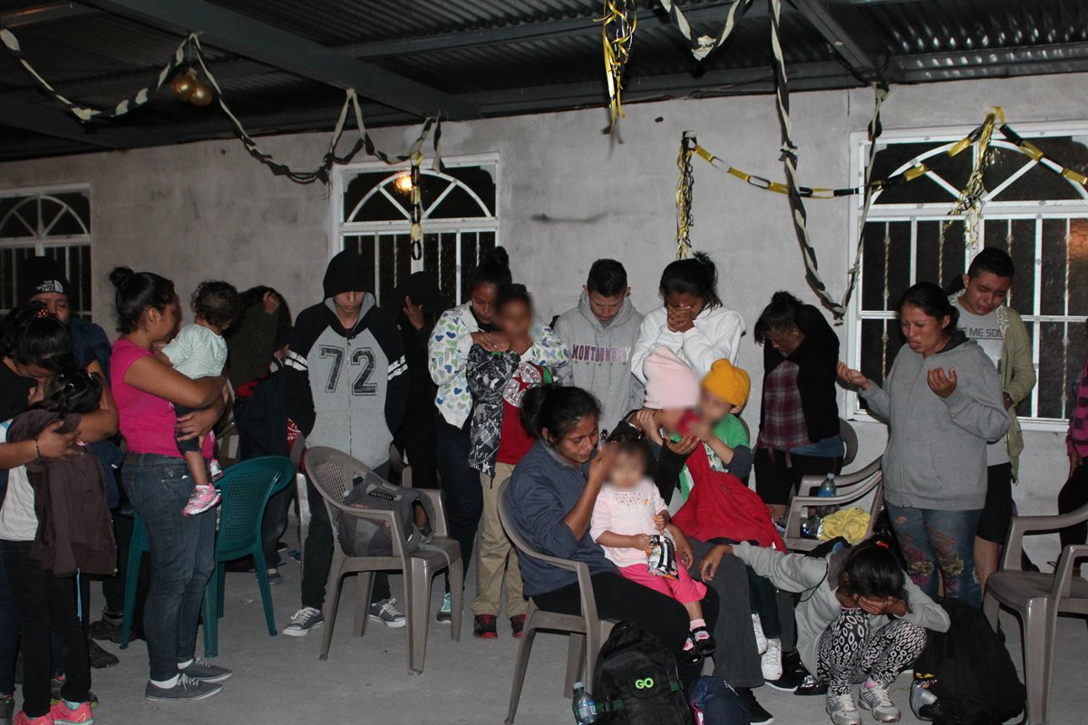 Niños migrantes interceptados son puestos a disposición de autoridades migratorias. (Foto Prensa Libre: Aroldo Marroquín)