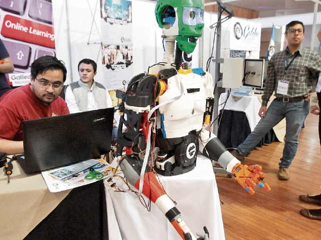Expositores locales presentan variedad de proyectos tecnológicos. (Foto Prensa Libre: Alvaro Interiano)