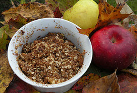 La avena y la manzana poseen propiedades que benefician la salud del organismo.