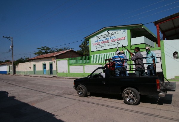 Habitantes armados vigilan las calles para evitar un posible ataque de los Tequileros. (Foto Prensa Libre: EFE)