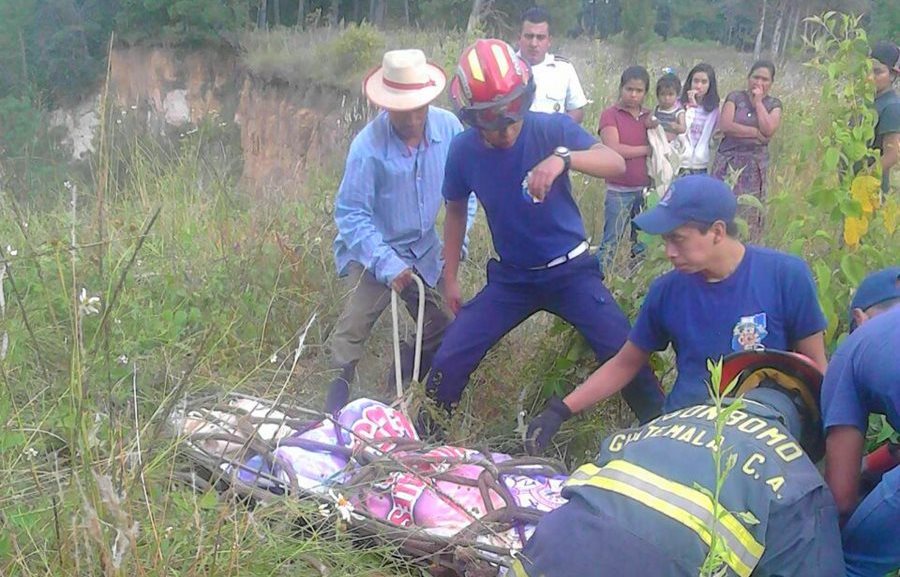 Socorristas rescatan cadáver de hombre que fue localizado en Santa Cruz del Quiché. (Foto Prensa Libre: Óscar Figueroa)