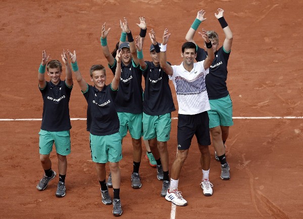 Novak Djokovic celebras tras superar al portugués Joao Sousa. (Foto Prensa Libre: AFP).