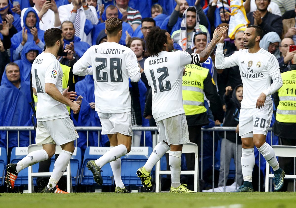Jesé Rodríguez celebra con sus compañeros el gol que anotó hoy frente al Levante. (Foto Prensa Libre: EFE)
