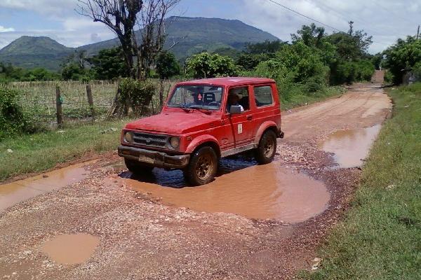 Debido al mal estado de la ruta, el transporte de pasajeros paralizó el servicio porque los vehículos se deterioran.