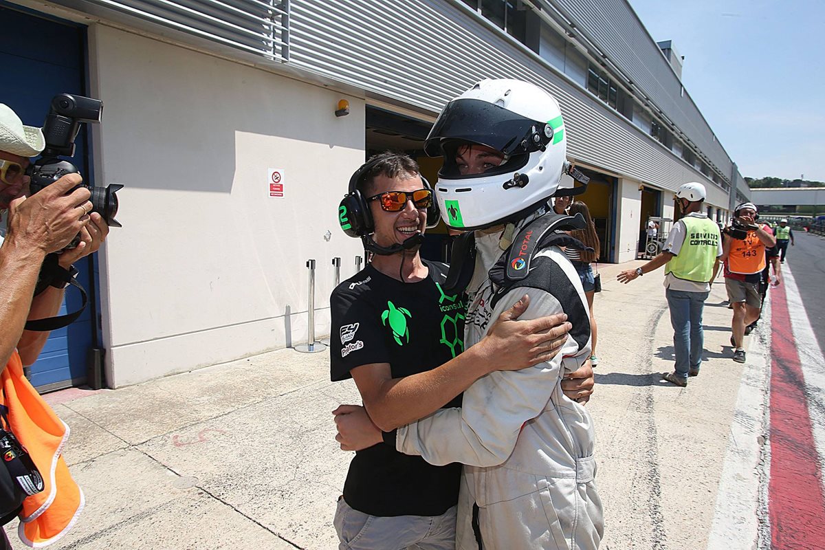 Ian Rodríguez celebró con sus compañeros de equipo después de la victoria. (Foto Prensa Libre: speed-addiction.)