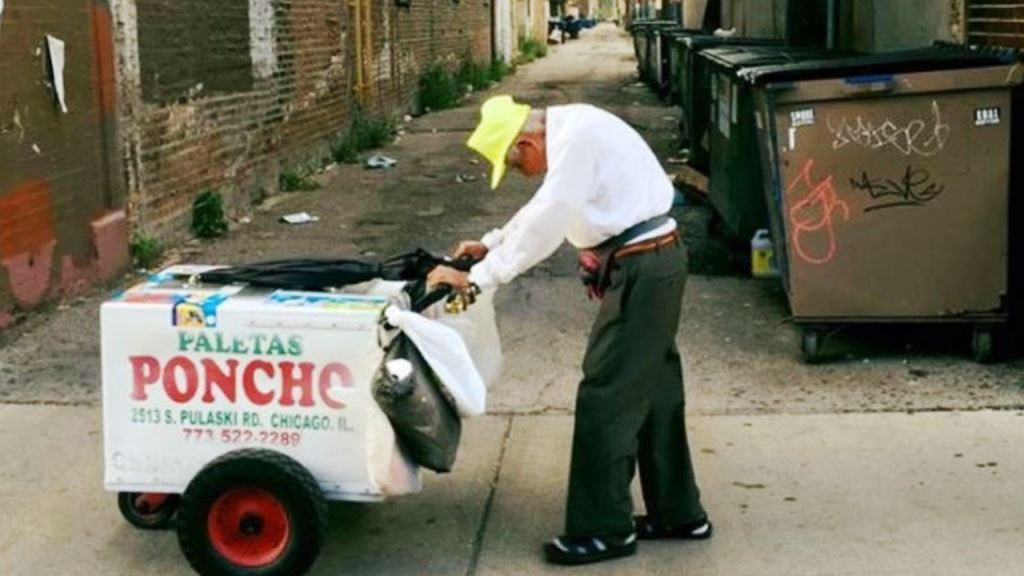 Fidencio Sánchez sale todos los días desde temprano a sonar las campanillas de su carrito y vender paletas, como lo ha hecho durante más de 20 años. (ALAMY)