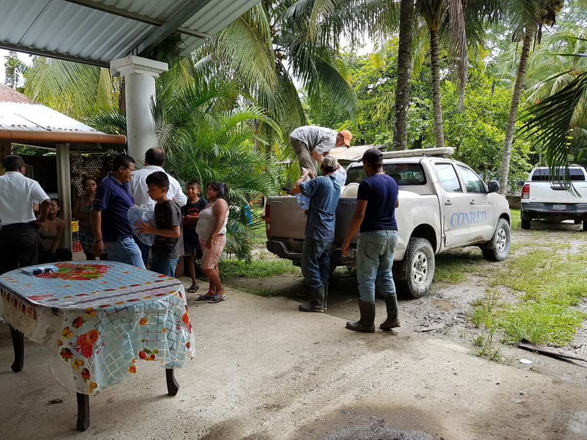 Entrega de ayuda humanitaria en aldea Chiriquí, Los Amates, Izabal. (Foto Prensa Libre: Conred).