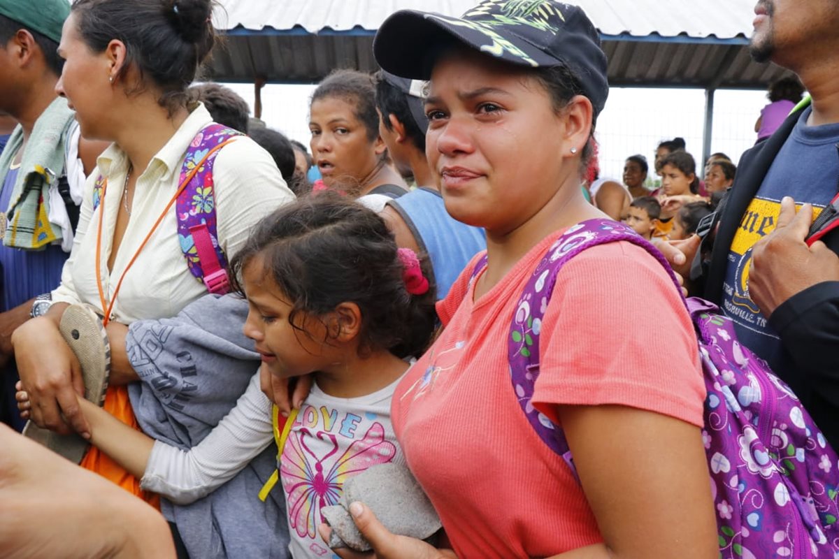 El llanto de algunos niños y mujeres muestran la desesperación por ingresar a México. (Foto Prensa Libre: Rolando Miranda)