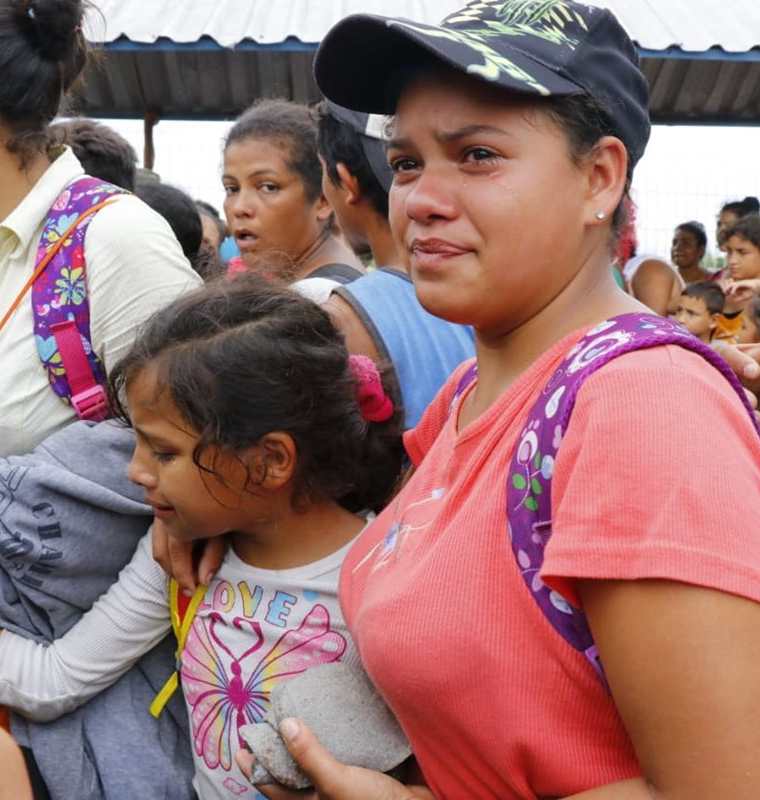 El llanto de algunos niños y mujeres muestran la desesperación por ingresar a México. (Foto Prensa Libre: Rolando Miranda)