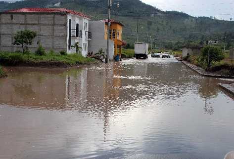 Calles de Quetzaltenango se inundan debido a la fuerte lluvia y el alcantarillado deficiente.