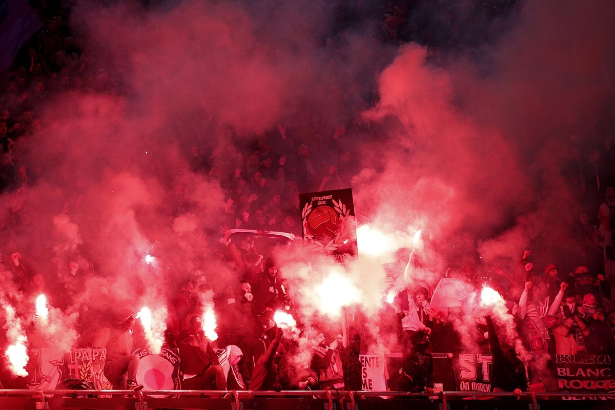 Los aficionados de PSG animaron con bengalas el juego frente al Real Madrid. (Foto Prensa Libre: EFE)