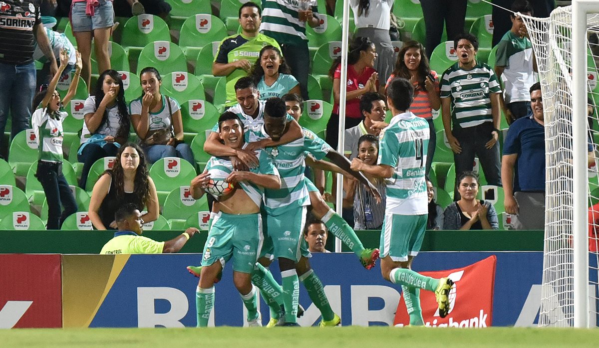 Jugadores de Santos de México festejan una anotación ante Deportivo Saprissa de Costa Rica. (Foto Prensa Libre: EFE)