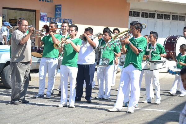 Banda escolar participa en  el desfile celebrado  en Colomba, Quetzaltenango.