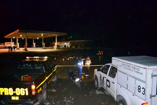 Fiscales recolectan evidencias en la escena donde mataron a una mujer, cerca de una gasolinera. (Foto Prensa Libre: Hugo Oliva)<br _mce_bogus="1"/>