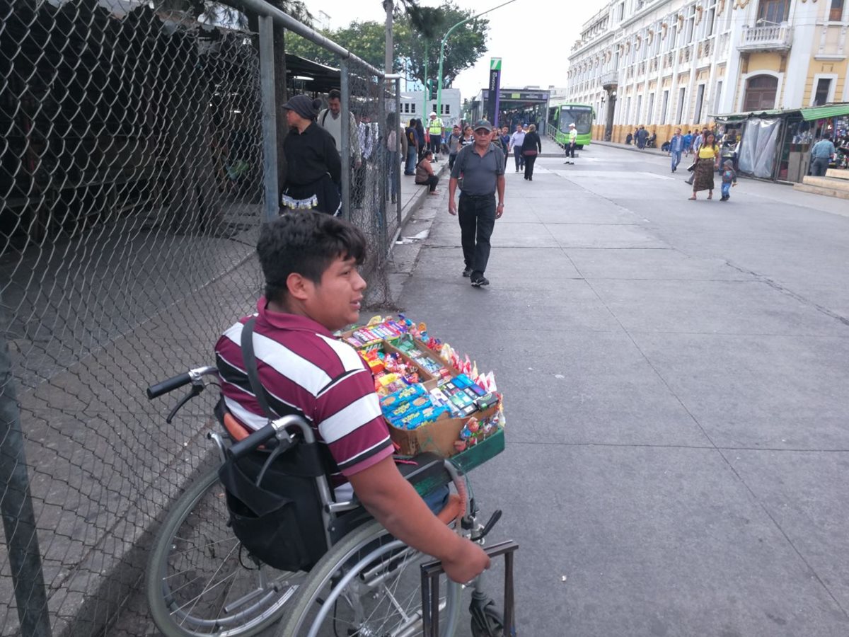 La adversidad no ha sido impedimento para Mazariegos, quien vende dulces en la zona 1 de la capital. (Foto Prensa Libre: Oscar García).