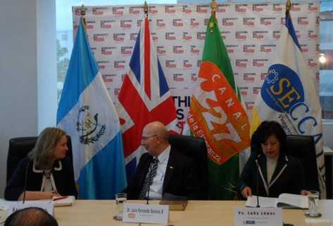 La embajada Británica en Guatemala y la Secretaría Ejecutiva de la Comisión Contra las Adicción y el Tráfico Ilícito de Drogas (Seccatid), firmaron ayer un convenio de cooperación. Foto: Cortesía Embajada Britanica en Guatemala.