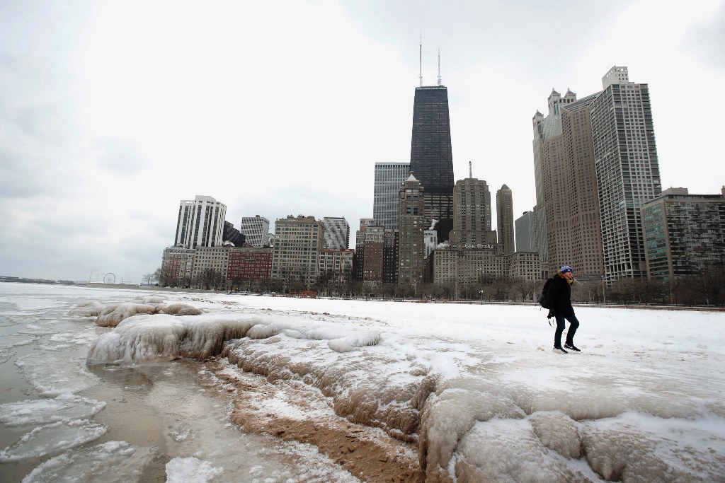 A partir de  hoy se prevén  los días más críticos de frío y nieve, a causa de la tormenta invernal Grayson, que impactará los estados del este. (Foto Prensa Libre: AFP)