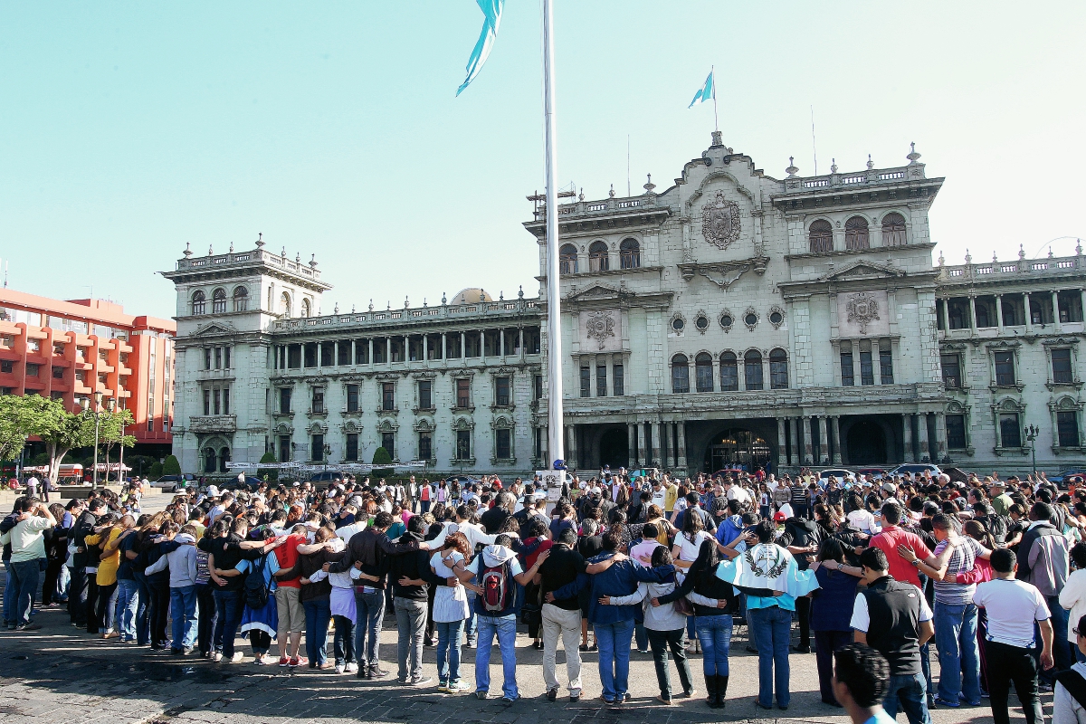 Guatemaltecos se concentran en la plaza de la Constitución para orar por Guatemala. (Foto Prensa Libre: Esbin García)