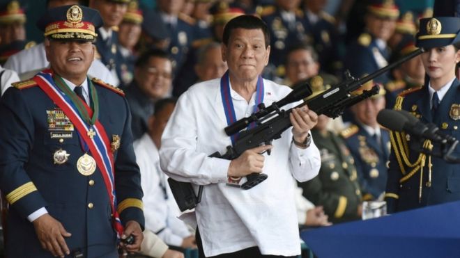 El presidente de Filipinas propone la creación de un grupo civil armado y anima las ejecuciones extrajudiciales. REUTERS