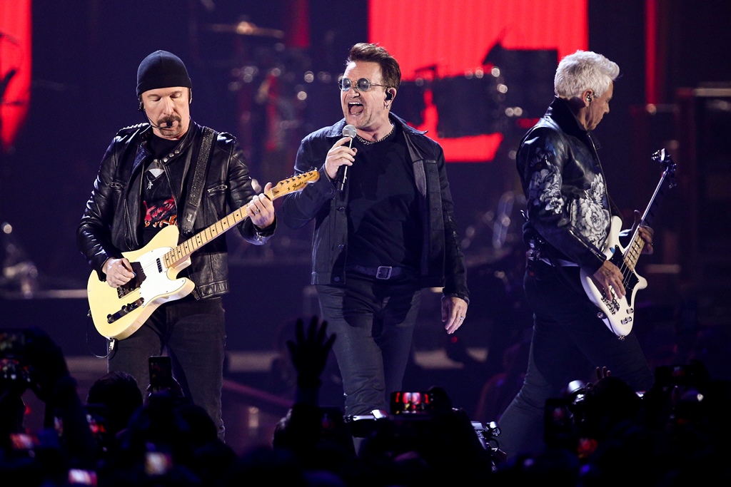 The Edge, Bono y Adam Clayton, durante la participación de U2 en el festival iHeartRadio Music en Las Vegas Nevada en septiembre de 2016. (Foto Prensa Libre: AP)