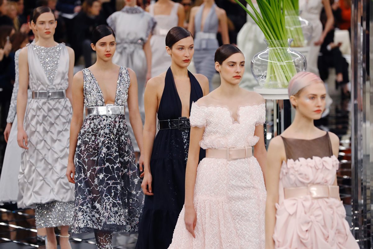 Las joyas de Chanel estuvieron a juego con los colores de su desfile de moda, el rosa y el gris. (Fotos Prensa Libre, EFE).