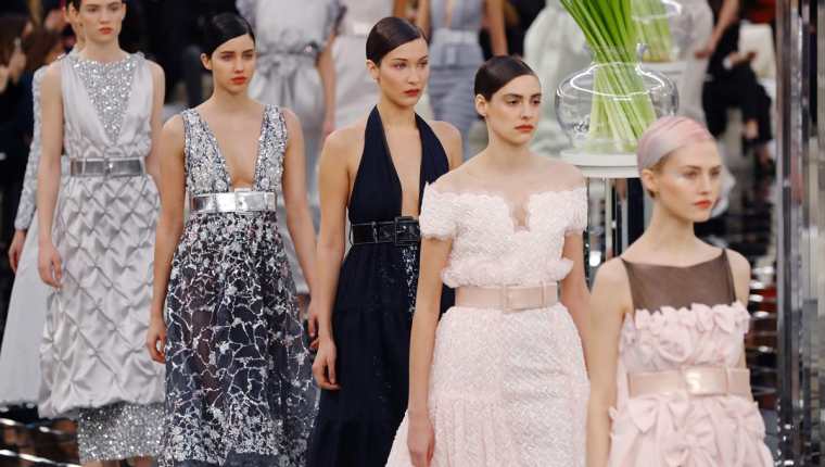Las joyas de Chanel estuvieron a juego con los colores de su desfile de moda, el rosa y el gris. (Fotos Prensa Libre, EFE).