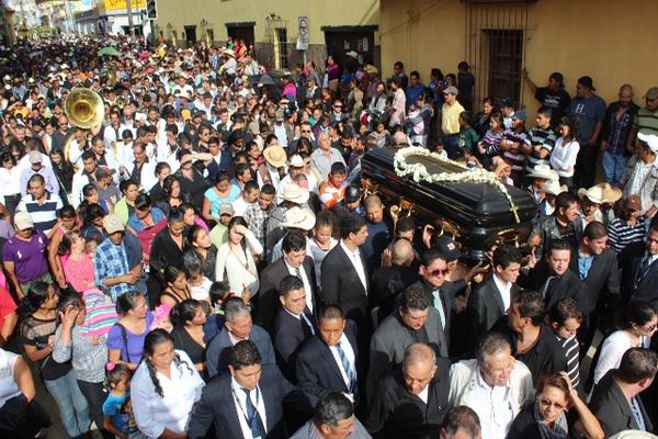 Decenas de personas  asisten al sepelio del diputado Amildo de Jesús Morales Rodríguez. (Foto Prensa Libre: Oswaldo Cardona).