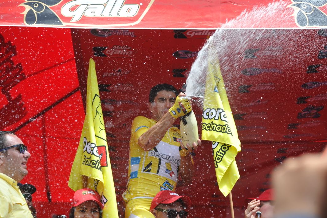 Manuel Rodas hace historia al consagrarse en la 57 Vuelta a Guatemala. (Foto Prensa Libre: Raúl Juárez)