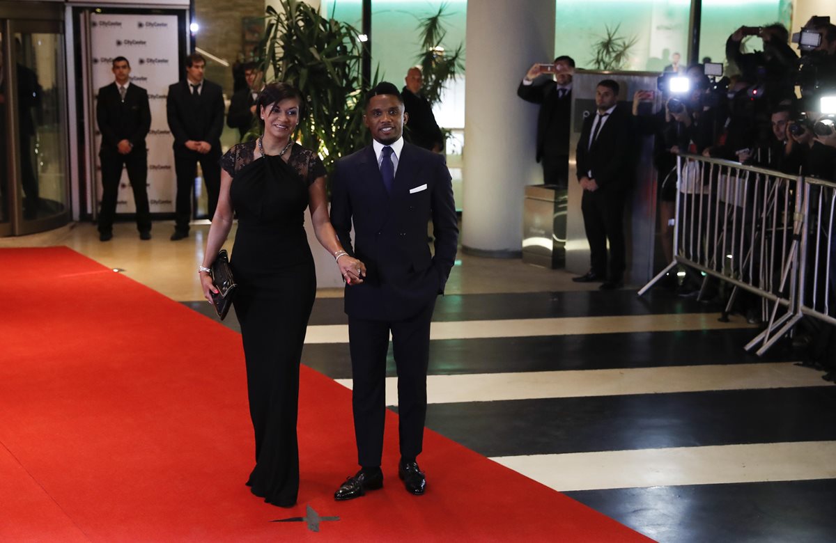Samuel Etoo y su esposa Georgette asistieron el viernes recién pasado a la boda de Messi y Antonella. (Foto Prensa Libre: EFE)