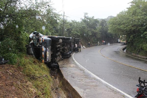 Un tráiler y un camión protagonizaron un accidente en una curva en la ruta Los Mangos, entre los kilómetros 111 y 115,  en jurisdicción de Jalpatagua, Jutiapa. (Foto Prensa Libre: Oscar González)