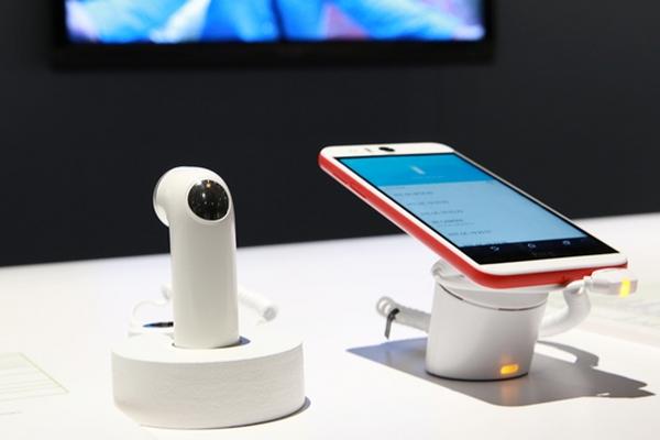 El nuevo teléfono inteligente es el HTC Desire Eye, y la cámara es conocida con el nombre de Re, de 16 megapixeles. (Foto Prensa Libre: AP)