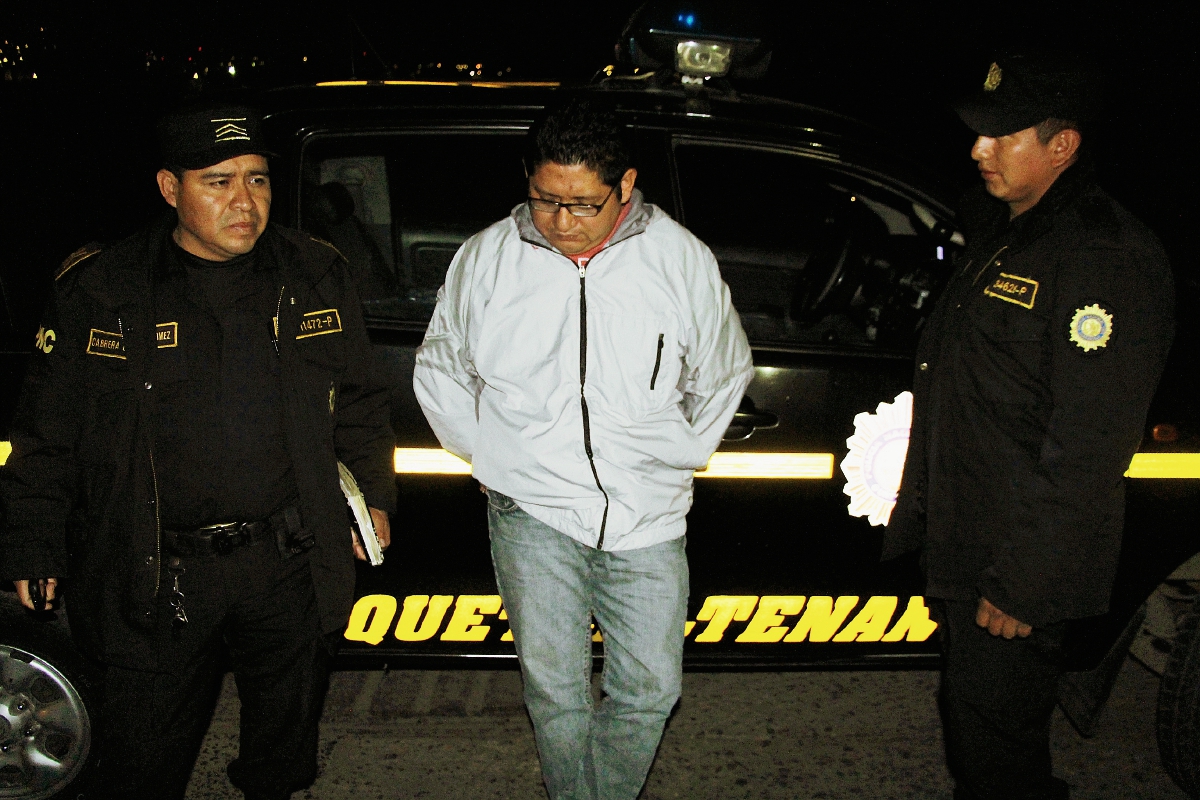 Agentes de  la PNC trasladan a Édgar Armando Sac Coyoy a la subestación de la cabecera de Quetzaltenango. (Foto Prensa Libre: Carlos Ventura)