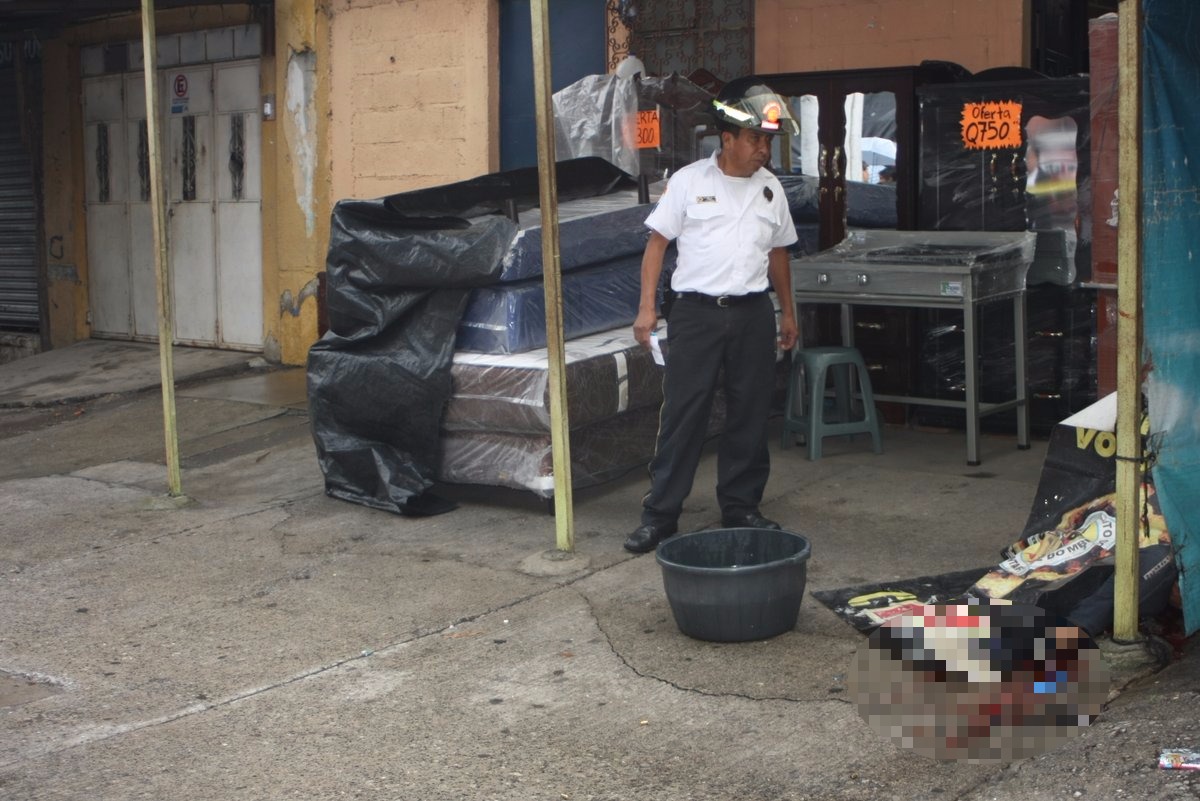 Lugar donde fue asesinada una mujer en Alameda 1, zona 18. (Foto Prensa Libre: CBV).