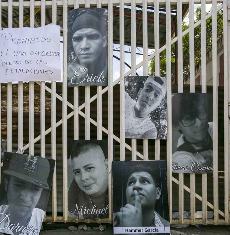 Varias fotografías de universitarios muertos en los enfrentamientos con la Policía fueron colocadas en la puerta principal de la universidad Politécnica. (EFE).