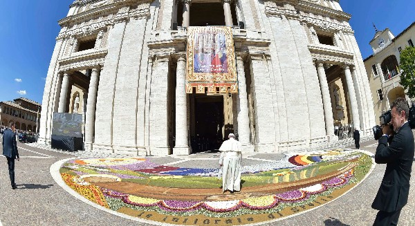 El Papa visita la iglesia Santa María de los Ángeles, en Asís. (Foto Prensa Libre: AFP)