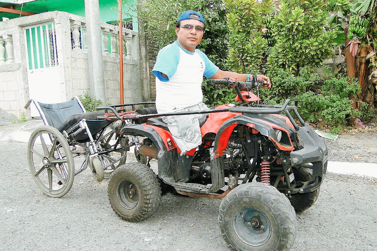 José Manuel González se movilizaba en una motocicleta que obtuvo mediante donaciones, en Escuintla. (Foto Prensa Libre: Carlos Paredes)
