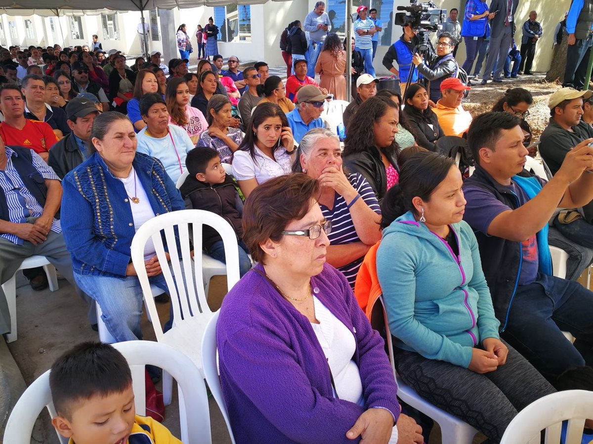 Afectados por la tragedia del Cambray 2 asisten a la entrega simbólica de las casas del proyecto Querida Familia. (Foto Prensa Libre: Paulo Raquec)