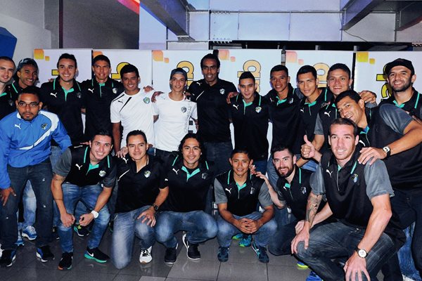 Los jugadores albos disfrutaron de la premier del documental del hexacampenato crema. (Foto Prensa Libre: Jeniffer Gómez)