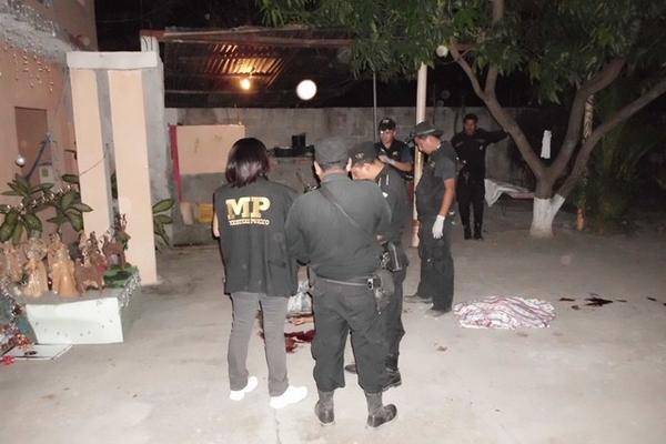 Fiscales del Ministerio Público y policías revisan la escena del crimen en la aldea Las Brisas, Teculután. (FOTO PRENSA LIBRE: Julio C. Vargas)<br _mce_bogus="1"/>
